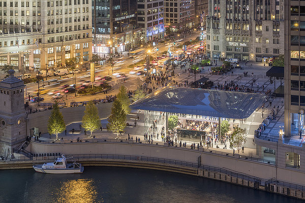 Foster + Partners, Apple Store Michigan Avenue, Chicago, Illinois, Stefan Behling, Jonathan Ive, Angela Ahrendts